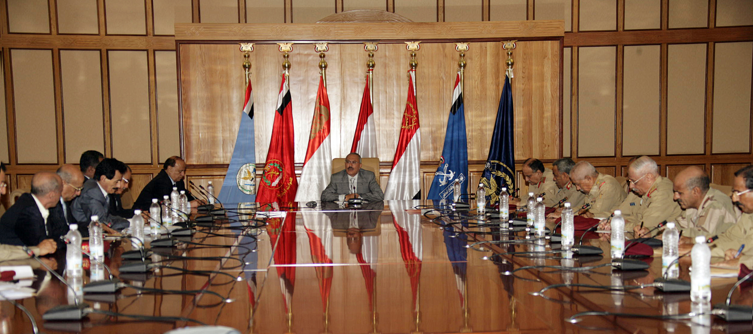 فخامة الرئيس يرأس اجتماعا للقيادات العسكرية والأمنية