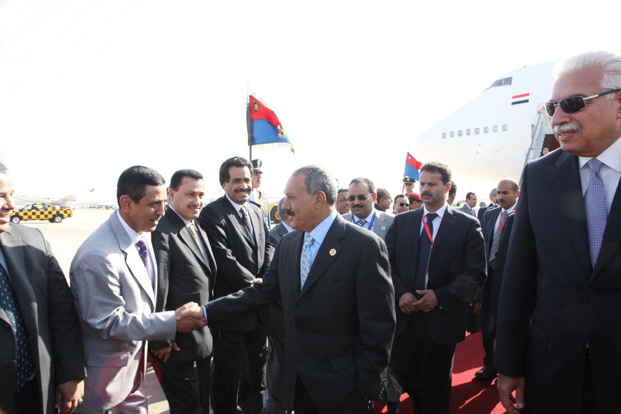 شرم الشيخ: يصافح مستقبليه اثناء وصوله مصر للمشاركة في أعمال القمة العربية الاقتصادية التنموية الاجتماعية، 19-01-2011