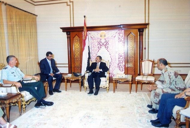 فخامة الرئيس يستقبل قائد القوات المركزية الامريكية