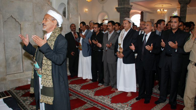 فخامة الرئيس يتقدم مشيعي جثمان الفقيد العميد احمد يحي الشامي