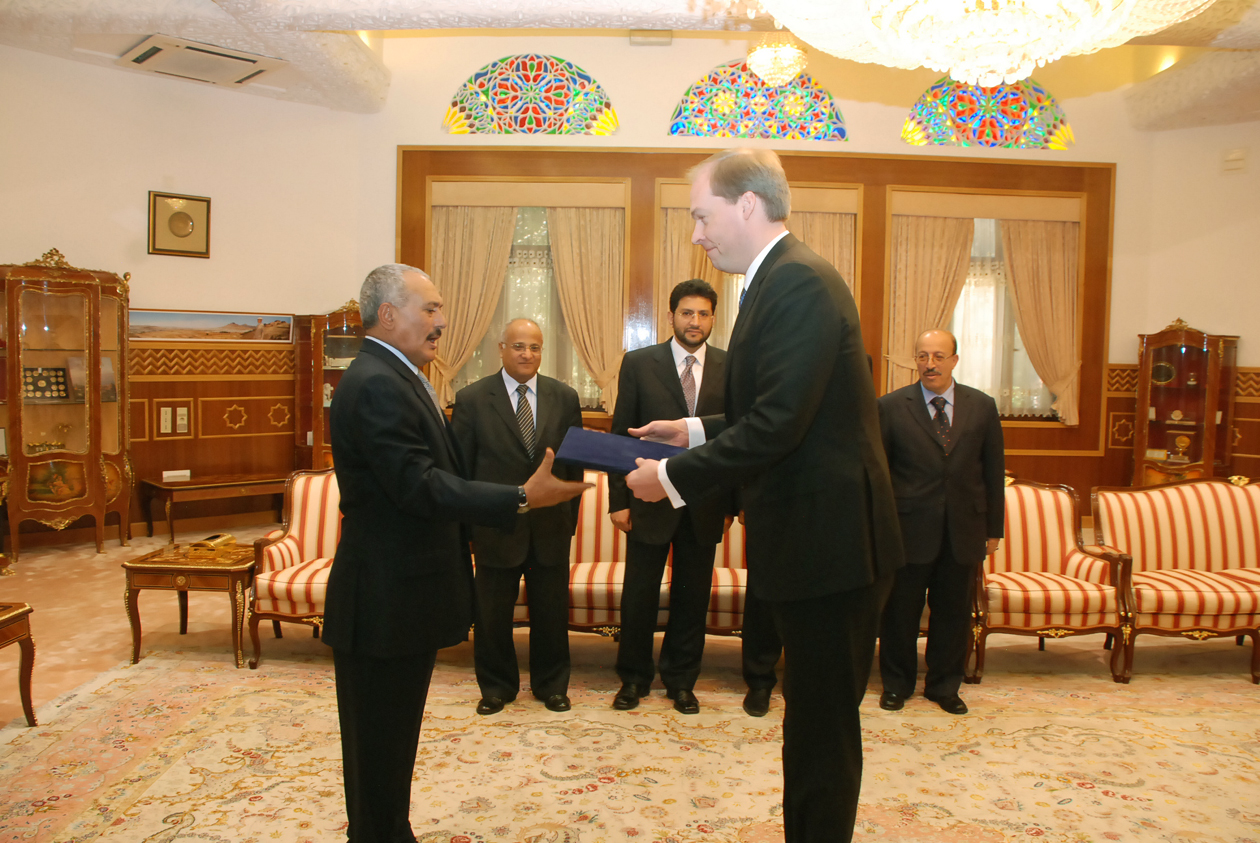 فخامة الرئيس يتسلم أوراق اعتماد سفير جمهورية فنلندا، يارنو سويالا، 26-01-2011