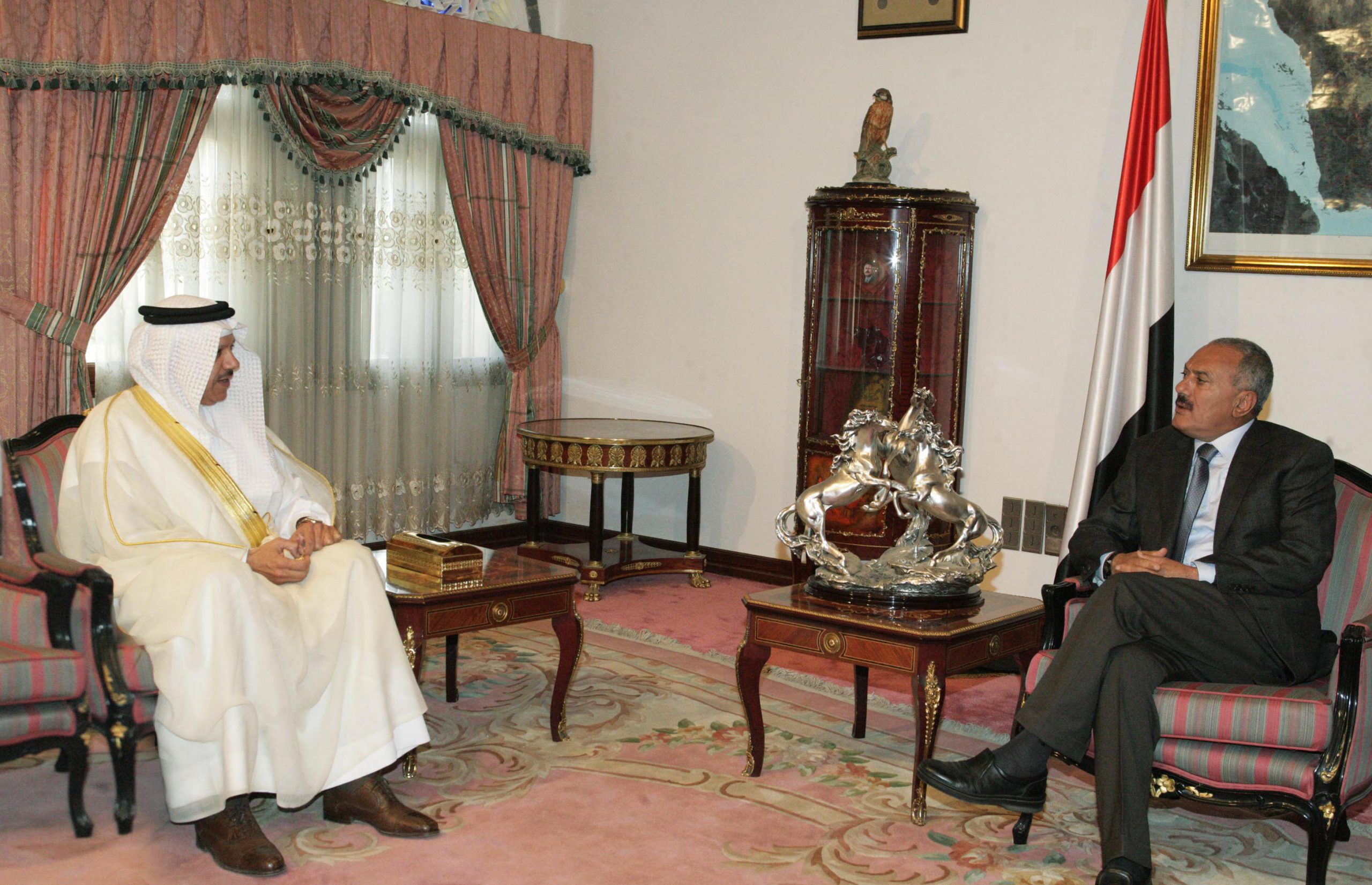فخامة الرئيس يستقبل امين عام مجلس التعاون الخيلجي الدكتور عبداللطيف بن راشد الزياني، 30-04-2011